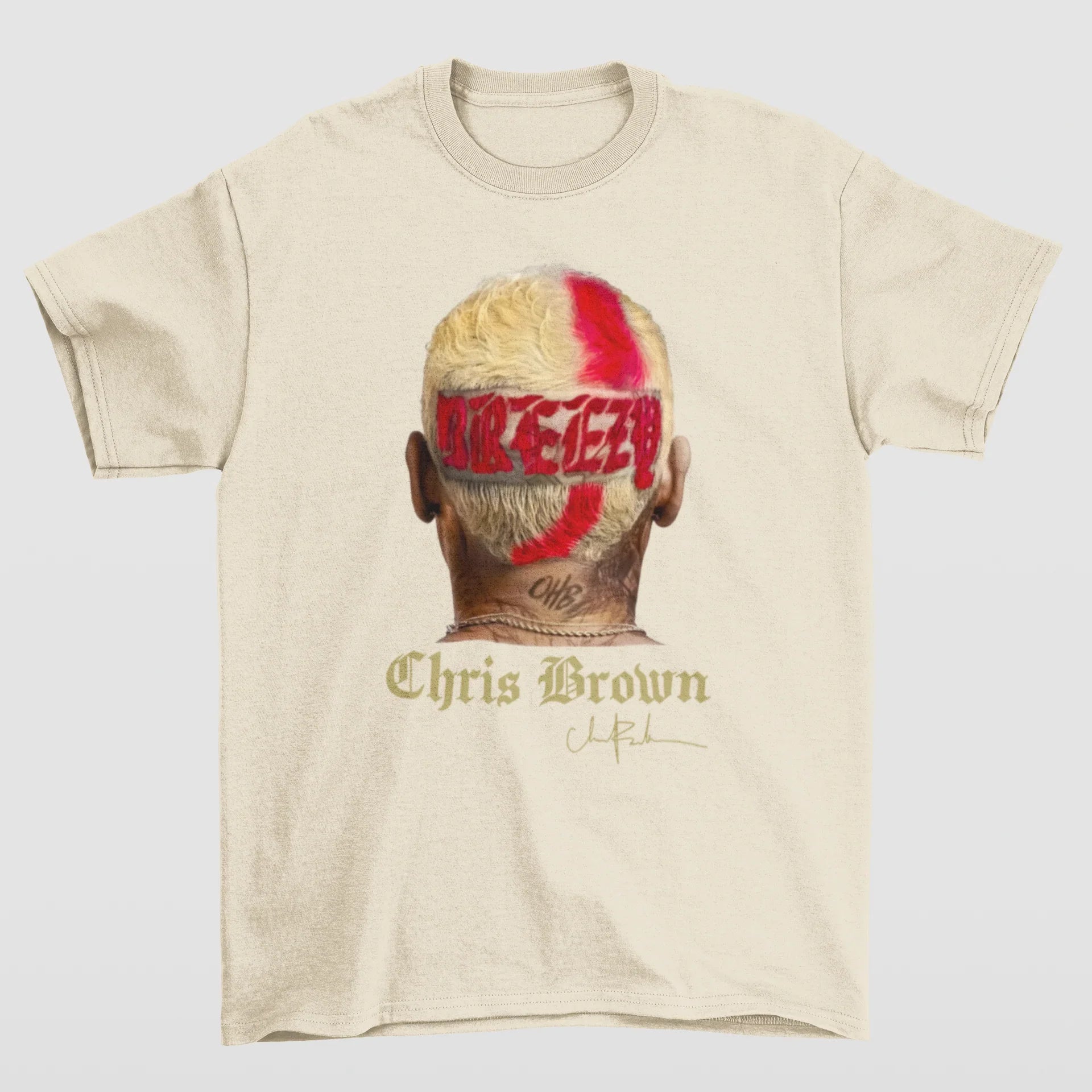 Camiseta Básica Chris Brown Breezy Hair Graphic- pérola
