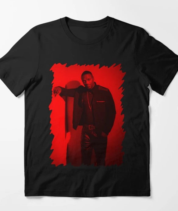 Camiseta Básica Akon Red Photo-PRETO