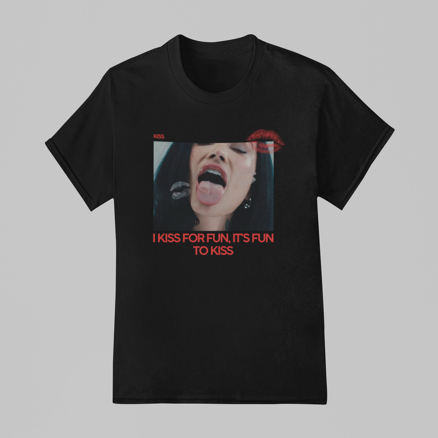 Camiseta Básica Demi Lovato I Kiss For Fun