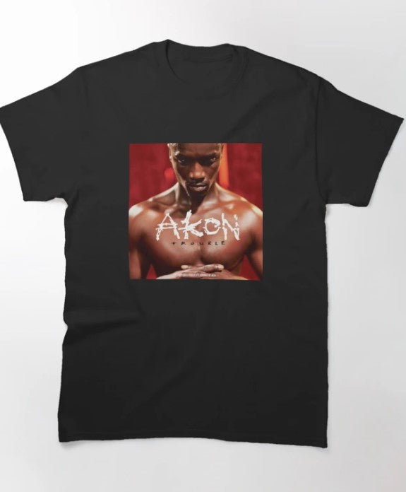 Camiseta Básica Akon Trouble Album-PRETO