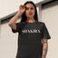 Camiseta Básica Shakira Name-PRETO