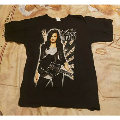 Camiseta Básica Demi Lovato Guitar