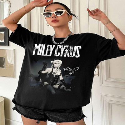 Camiseta Básica Miley Cyrus Black and White