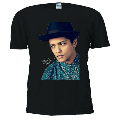 Camiseta Básica Bruno Mars com Chapéu
